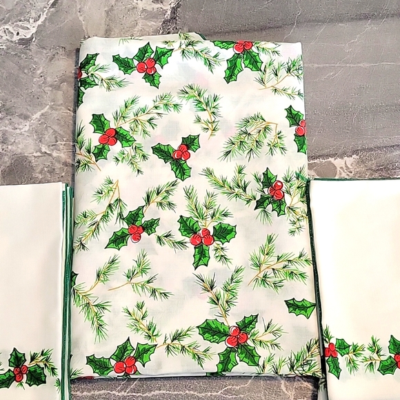 VINTAGE CHRISTMAS TABLECLOTH W/NPKS - Picture 1 of 5